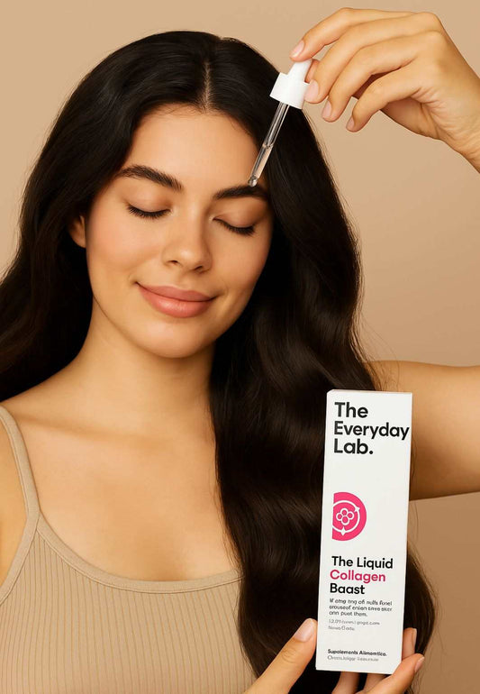 Mujer aplicando colágeno líquido de The Everyday Lab en cabello para fortalecerlo y mejorar su brillo natural beneficios del colágeno