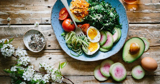 Envases de suplementos de colágeno vegano con ingredientes naturales para estimular producción de colágeno.