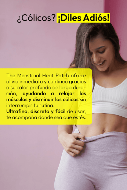 Mujer usando un parche térmico abdominal para aliviar molestias durante el ciclo menstrual.